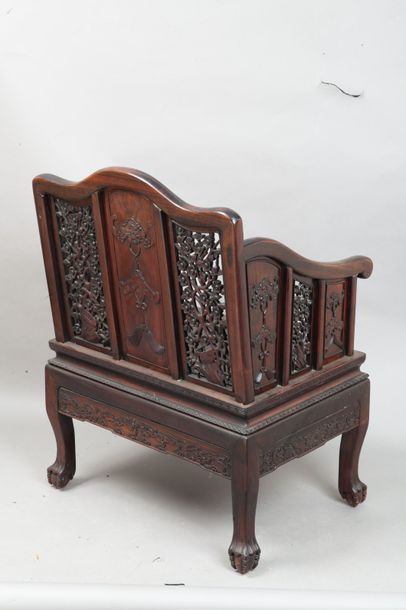 null Chine, début XXe siècle

Paire de fauteuils en hongmu, le dossier à décor sculpté...