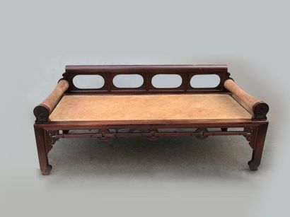 null Chine, période Qing
Lit de repos en hongmu et cannage pour l'assise et les accotoirs,...