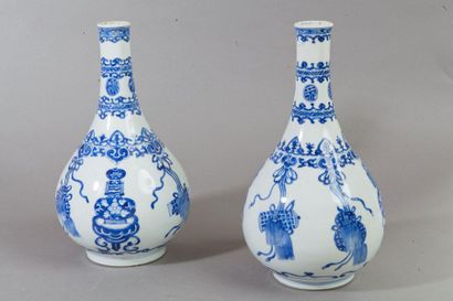 null Chine, période Kangxi

Paire de vases bouteilles à long col, en porcelaine blanche,...