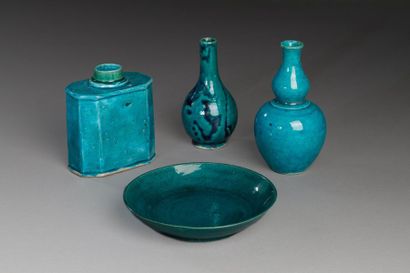 null Chine, fin XVII-XVIIIe siècle

Lot de quatre objets en céramique émaillé turquoise...