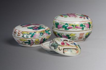  Chine, fin XIXe et XXe siècle 
Lot de trois boites couvertes en porcelaine et émaux...
