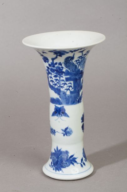  Chine, vers 1900 
Vase gu en porcelaine blanche à décor de bleu sous couverte d'une...