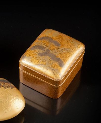  Boîte rectangulaire aux angles arrondis en laque nashi-ji, ornée en maki-e or et...