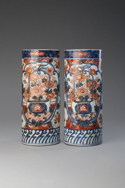null Japon, période Meiji

Paire de vases cylindrique en porcelaine à décor Imari...