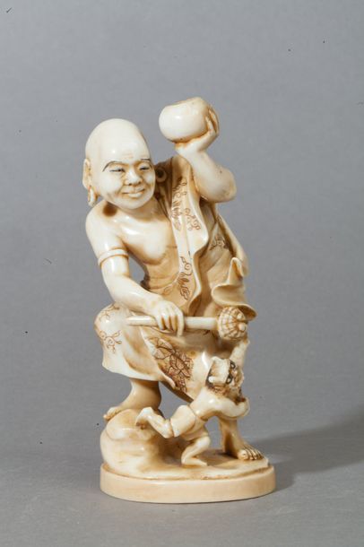 null Japon, fin de la période Meiji

Okimono en ivoire, représentant un arhat tenant...