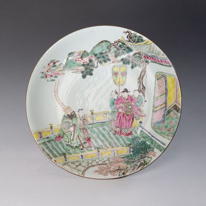 Chine, période Yongzheng 
Grand plat en porcelaine...