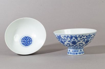 Chine, Marque et époque Qianlong (1735-1796) Paire de coupes sur piédouche en porcelaine...