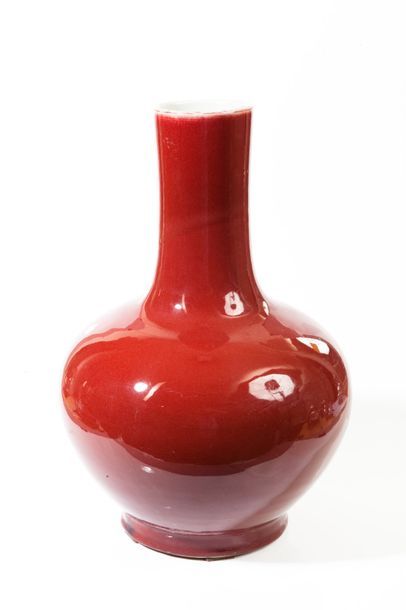 Chine, fin XIXe siècle 
Vase pansu à long...