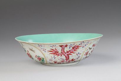  Chine, fin de la période Qing 
Bol en porcelaine et émaux plychrome à décor d'oiseaux...