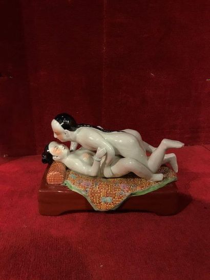  Chine. Groupe en porcelaine décorée en émaux polychrome figurant un couple enlacé...