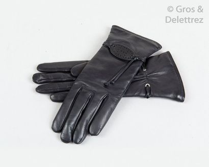 HERMÈS Paris made in France Paire de gants en cuir agneau noir, doublé de cachemire...