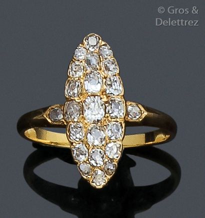 null Yellow gold " Navette " ring, adorned with old-cut diamonds. Tour of doigt :...