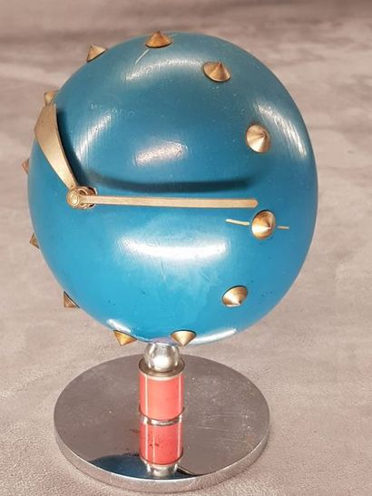 null 



MOVADO

Pendulette moderniste en bois laqué bleu, socle en métal chromé...