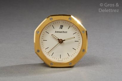 null 



AUDEMARS PIGUET

Pendulette modèle Royal Oak en laiton doré mouvement quartz,...