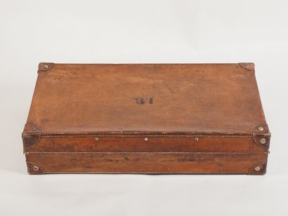 null TRAVAIL ANONYME

Valise en cuir naturel monogrammé M.B., fermetures en laiton,...