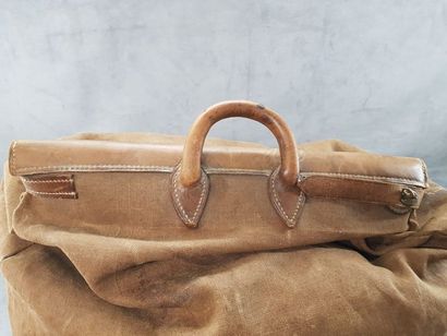 null LOUIS VUITTON

Sac « Steamer bag » en toile et cuir

Signé « L. Vuitton Paris-London »

Vers...