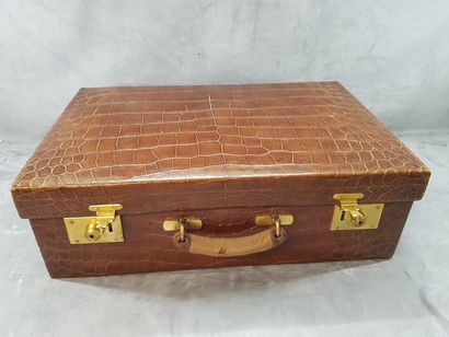 null ANONYME CIRCA 1910-1920
Grande valise de toilette en crocodile, intérieur en...