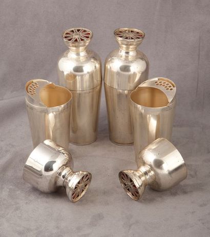null DUNHILL

Set de Shaker composé de quatre shakers en métal argenté. Chacun des...
