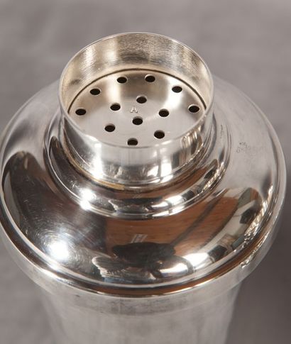 null 

Set à shaker comprenant le shaker et huit petits gobelets en métal argenté

Poinçons...
