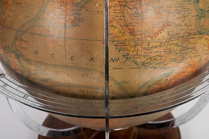 null TRAVAIL FRANCAIS 1940

Globe-terrestre lumineux, dressé par J. Forest géographe,...