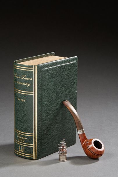 null 

Alfred DUNHILL

« Seven Swans a swimming »

Boite à pipe avec sa pipe en bois...