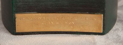 null 

HERMES-DUPRE LAFON 

Briquet de table à gaz, en cuir vert avec une inscription...