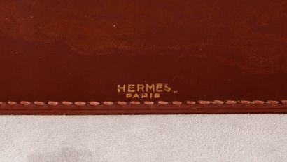 null 

HERMES PARIS

Porte-pipes en laiton doré figurant un étrier sur une base plein...