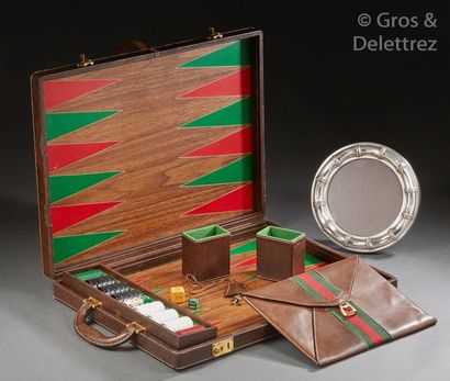 null 

GUCCI

Malette de jeux backgammon en sanglier et toile avec son jeu de clé

Vers...