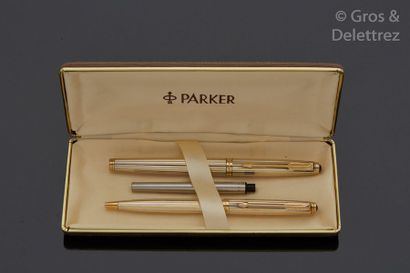 null PARKER
Modèle 80 
Parure stylo plume avec son converteur et stylo à billes en...