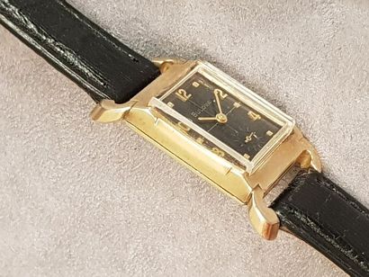 null BULOVA vers 1950

Montre goldfilled de fabrication USA, bracelet cuir, mouvemnet...
