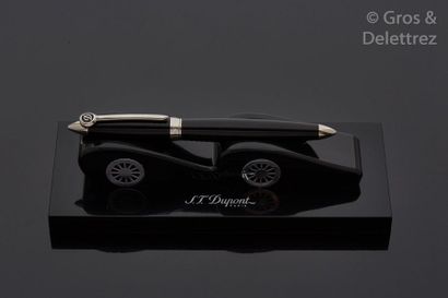 null ST Dupont. Stylo plume en métal noir brossé sur son présentoir en forme de voiture...