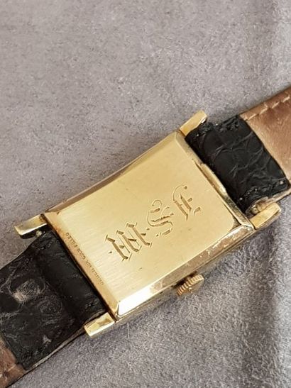 null GRUEN curvex vers 1950

Montre goldfilled, bracelet cuir, fond du boitier chiffré...
