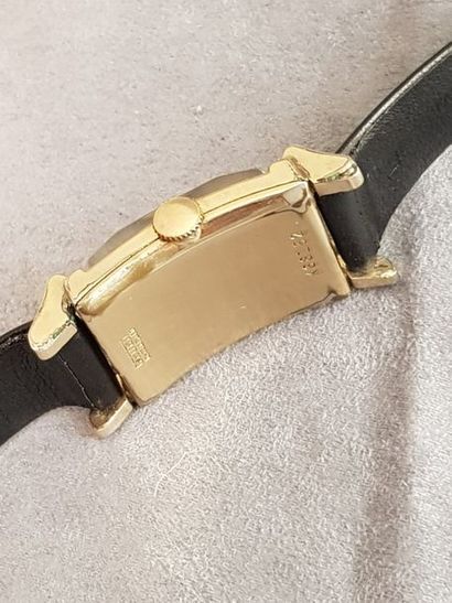 null GRUEN very thin vers 1950

Montre goldfilled, bracelet cuir, mouvement mécanique...