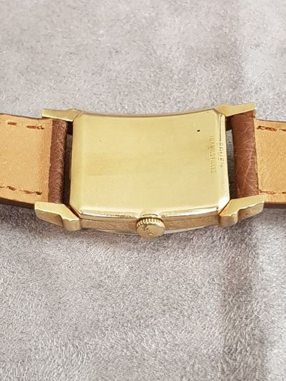 null GRUEN curvex precision vers 1950

montre goldfilled fab USA, bracelet cuir,...