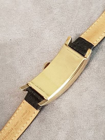 null BULOVA vers 1950

Montre goldfilled curvex, bracelet cuir, mouvemnt mécanique...