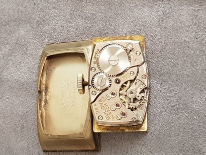 null BULOVA vers 1950

Montre goldfilled curvex, bracelet cuir, mouvemnt mécanique...