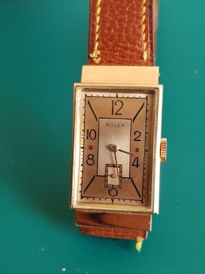 null ROLEX ART DECO vers 1940/50

Montre or rose 0,750 fabrication française du boitier...