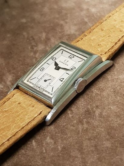 null OMEGA PUPITRE 1938

Rare montre acier de forme curvex fab suisse baptisée PUPITRE...
