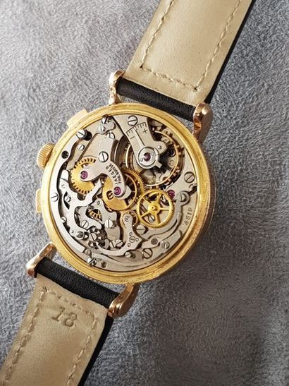 null JAEGER VERS 1940/50

Montre or rose 0,750, bracelet cuir, fonction chronographe...