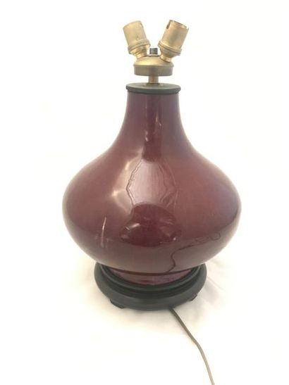 null CHINE Vase de forme bouteille en porcelaine à glaçure rouge sang de bœuf infusé...