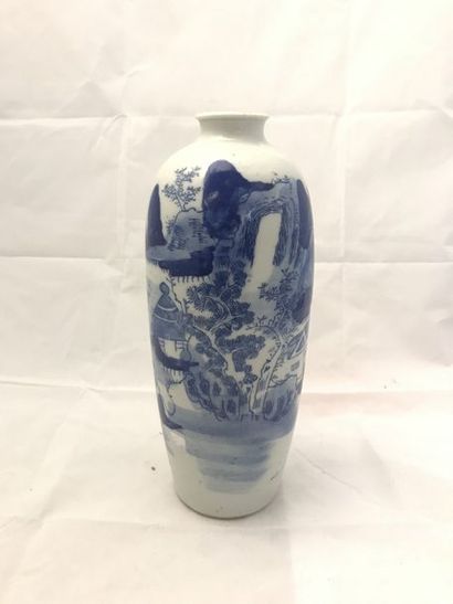 null Vase ovoïde à petit col évasé en porcelaine blanche décoré en bleu d'un paysage...