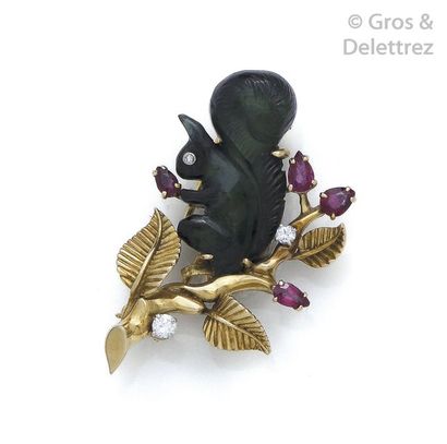 null Ravissante broche composée d’une tourmaline verte taillée et gravée en forme...