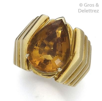 Geometric ring in yellow gold with herringbone...