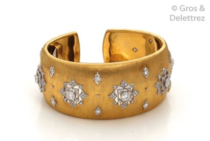 BUCCELATTI " Macri " - Opening cuff bracelet in matt yellow gold, adorned with an...