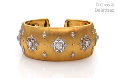 BUCCELATTI " Macri " - Opening cuff bracelet in matt yellow gold, adorned with an...