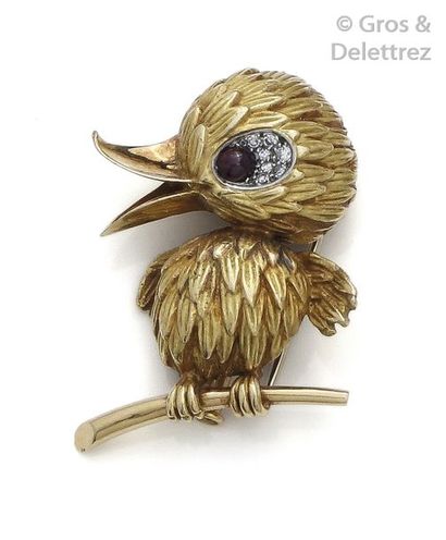 null Brooch " Caneton " in yellow gold, the eye set with a cabochon ruby and brilliant-cut...