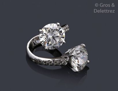 null Important " Toi and Moi " ring in white gold, adorned with two brilliant-cut...
