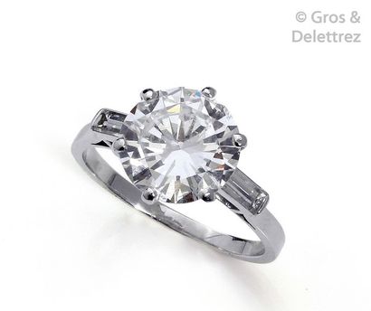 null Bague «?Solitaire?» en platine, ornée d’un diamant rond taillé en brillant épaulé...