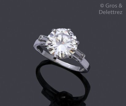 null Platinum " Solitaire " ring, adorned with a round brilliant cut diamond set...