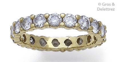 null Yellow gold wedding ring, entirely set with brilliant-cut diamonds. Total weight...